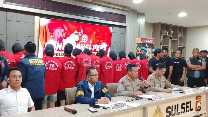Konferensi pers kasus kerusuhan berujung pembakaran gedung DPRD Makassar dan gedung DPRD Sulsel di Mapolda Sulsel.
