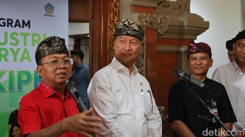 Gubernur Bali Wayan Koster dan Menteri Perindustrian Agus Gumiwang Kartasasmita saat konferensi pers di kantor gubernur Bali, Kamis (4/8/2025). (Aryo Mahendro/detikBali).