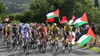 Etape ke-11 balap sepeda internasional La Vuelta a Espana 2025 diwarnai aksi protes massa pro Palestina, Rabu (3/9/2025). (Foto: Getty Images/Dario Belingheri)