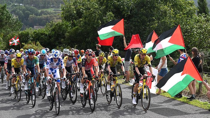 La Vuelta 2025 BILBAO, SPAIN - SEPTEMBER 03: Jay Vine of Australia and UAE Team Emirates - XRG - Polka dot Mountain Jersey, Egan Bernal of Colombia, Michal Kwiatkowski of Poland and Team INEOS Grenadiers, Dylan Van Baarle of Netherlands and Team Visma | Lease a Bike and a general view of the peloton competing while a group of fans protest displaying Palestinian flags during the La Vuelta - 80th Tour of Spain 2025, Stage 11 a 157.4km stage from Bilbao to Bilbao / #UCIWT / on September 03, 2025 in Bilbao, Spain. (Photo by Dario Belingheri/Getty Images)