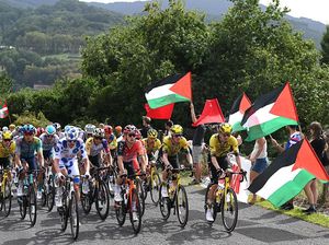 Semarak Bendera Palestina dalam Balap Sepeda di Spanyol