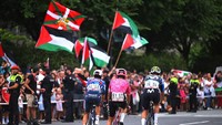 Panitia memutuskan balapan dihentikan sebelum garis finis demi menjaga keamanan peserta dari massa demonstran. Alhasil, tidak ada pemenang dalam etape ke-11 La Vuelta a Espana 2025. (Foto: Getty Images/Tim de Waele)
