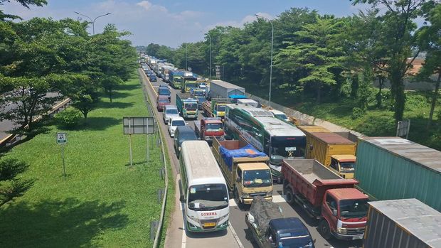 Lalu lintas jelang GT Ciawi 2 arah Jakarta macet imbas evakuasi kecelakaan truk, Kamis (4/9/2025) siang.