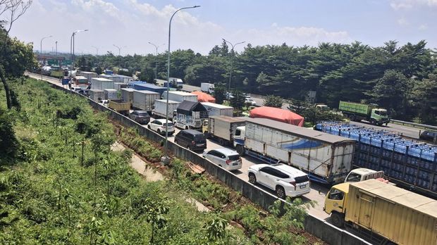 Lalu lintas jelang GT Ciawi 2 arah Jakarta macet imbas evakuasi kecelakaan truk, Kamis (4/9/2025) siang.