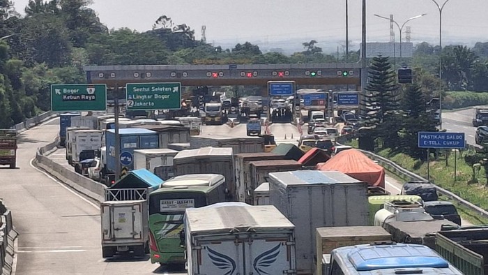 Lalu lintas jelang GT Ciawi 2 arah Jakarta macet imbas evakuasi kecelakaan truk, Kamis (4/9/2025) siang.