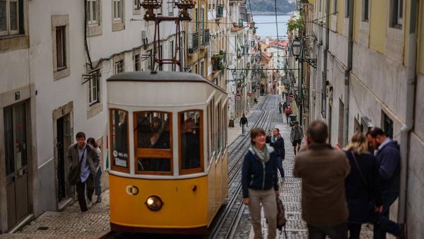 Tourists wait for the Elevador da Bica (Bica funicular) in Lisbon on November 8, 2023. Portugal's political parties are preparing for a landscape without Antonio Costa, who had been prime minister since 2015 but quit suddenly the day prior when he was implicated in a corruption probe. (Photo by PATRICIA DE MELO MOREIRA / AFP)