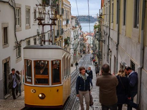 Tourists wait for the Elevador da Bica (Bica funicular) in Lisbon on November 8, 2023. Portugal's political parties are preparing for a landscape without Antonio Costa, who had been prime minister since 2015 but quit suddenly the day prior when he was implicated in a corruption probe. (Photo by PATRICIA DE MELO MOREIRA / AFP)