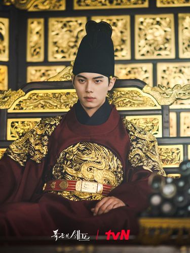 Lee Chae Min Pemeran Raja di Drakor Bon Appetit, Your Majesty
