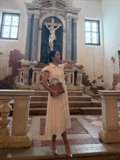 Aktris Lee Min Jung berfoto di sebuah gereja di Venice.
