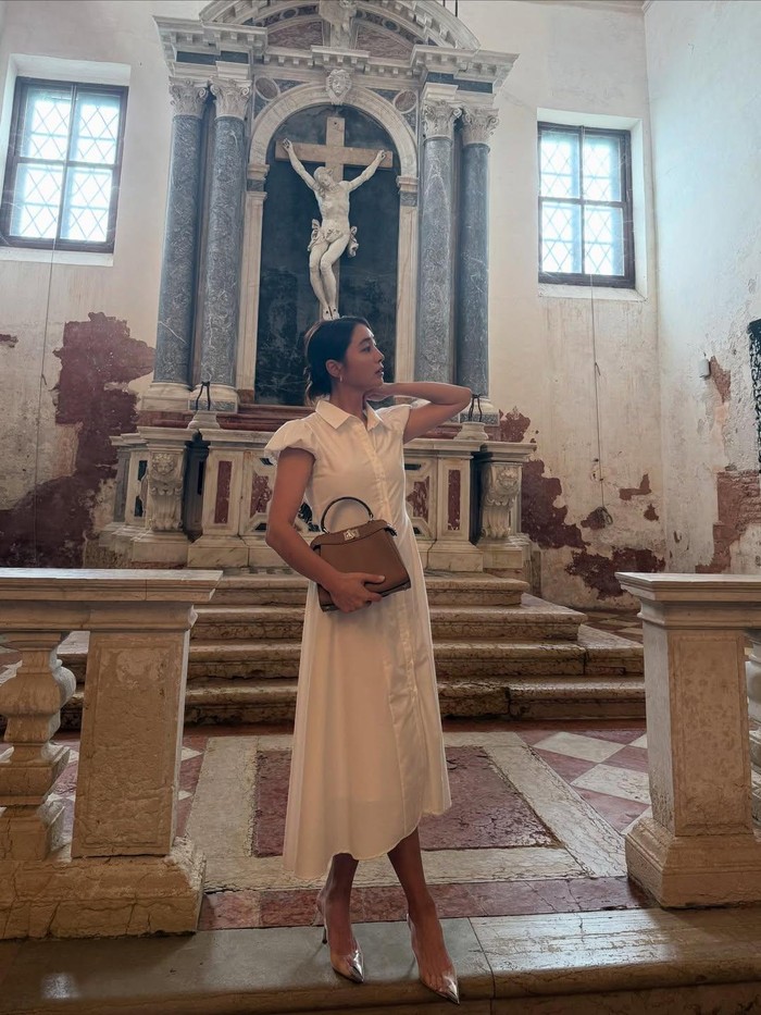 Lee Min Jung Aktris Lee Min Jung berfoto di sebuah gereja di Venice.