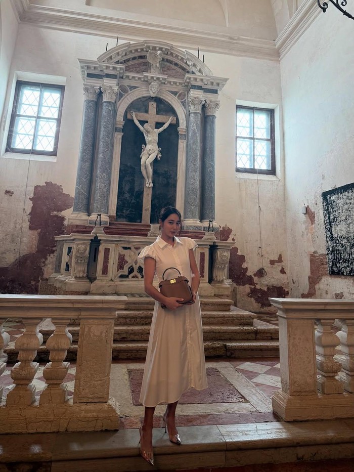 Aktris Korea Selatan Lee Min Jung berfoto di gereja di Venice.