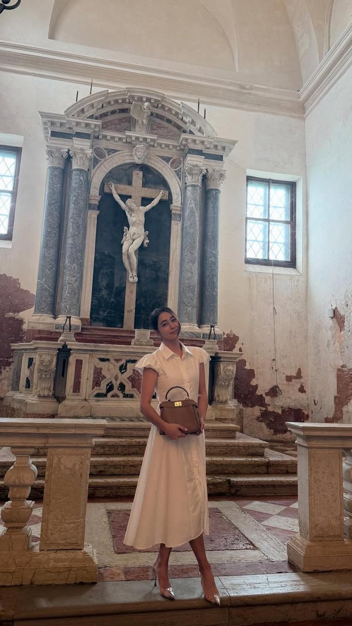 Aktris Korea Selatan Lee Min Jung berfoto di gereja di Venice.
