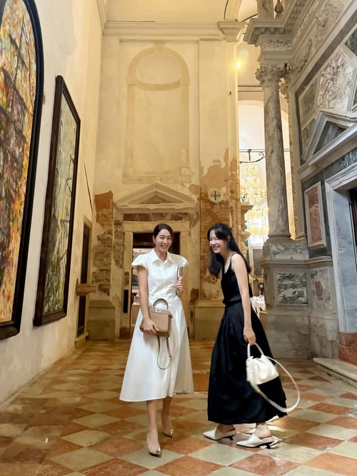 Aktris Korea Selatan Lee Min Jung berfoto di gereja di Venice.