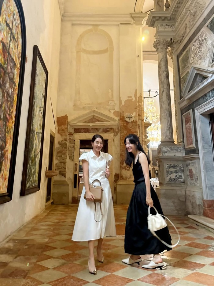 Aktris Korea Selatan Lee Min Jung berfoto di gereja di Venice.