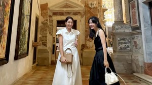Lee Min Jung jalan-jalan di Venice bareng Son Ye Jin. (Foto: dok. Instagram @216jung)