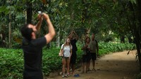 Kegiatan edukasi dan penyelamatan satwa menjadi upaya LSM untuk menjaga keanekaragaman hayati Brasil. Foto: REUTERS/Pilar Olivares