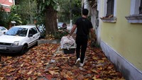 Roched Seba, presiden Instituto Vida Livre, membawa seekor elang untuk dilepaskan setelah perawatan sebagai bagian dari program konservasi satwa liar. Foto: REUTERS/Pilar Olivares