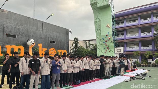 Aksi 1.000 lilin dari mahasiswa Amikom Jogja untuk Rheza Sendy Pratama, Kamis (4/9/2025).