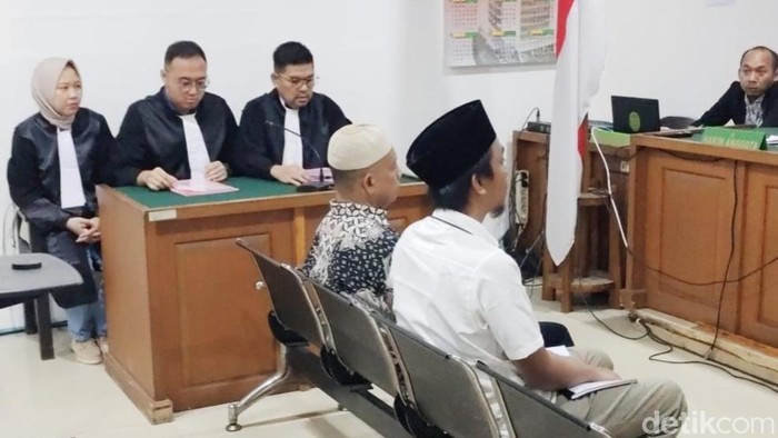 Mantan Kadis PMD Lahat bersama pihak ketiga jalanin sidang dakwan di Pengadilan Tipikor PN Palembang