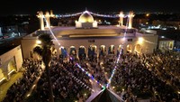 Perayaan Maulid tahun ini menjadi tonggak simbolik — menandai kembalinya kehidupan religius dan warisan budaya kota Mosul pasca kehancuran. Masjid yang dulu hancur kini jadi pusat ulang semangat komunitas. REUTERS/Khalid Al-Mousily  