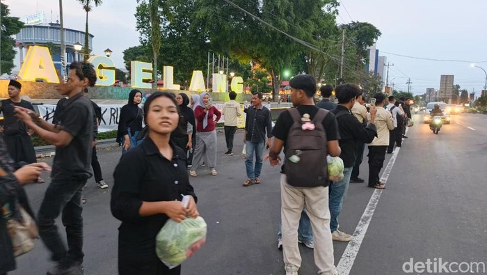 Massa Aksi Kamisan Magelang di Alun-alun Kota Magelang membagikan sayur bagi pengguna jalan, Kamis (4/9/2025).