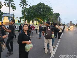 Aksi Kamisan di Magelang, Massa Bagikan Paket Sayuran untuk Warga