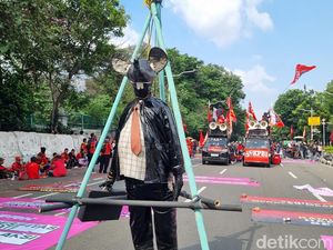 Demo di Patung Kuda, Massa Buruh Bawa Patung Tikus Berdasi Digantung