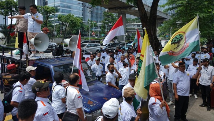 Massa Partai Berkarya Desak Kemenkumham Sahkan Hasil Munas Ratusan massa Partai Berkarya mendatangi Kantor Kementerian Hukum dan HAM, Jakarta. Mereka menuntut pengesahan hasil Musyawarah Nasional (Munas) yang digelar pada pertengahan Agustus lalu.