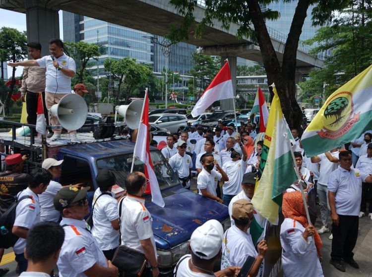 Massa Partai Berkarya Desak Kemenkumham Sahkan Hasil Munas