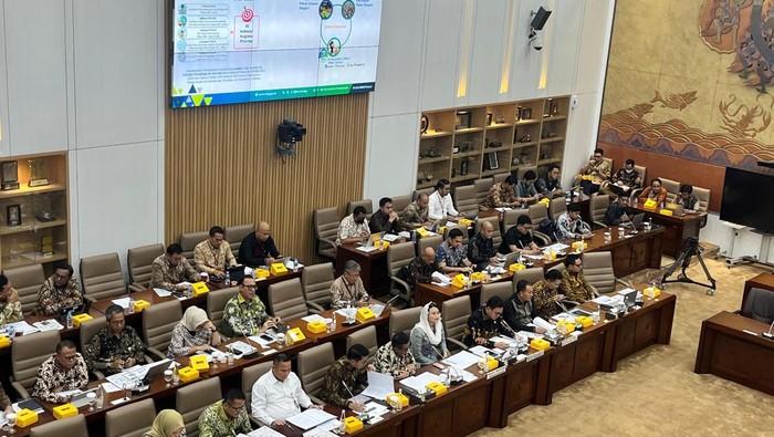 Mendag Budi Santoso dalam rapat kerja dengan Komisi VI DPR RI, di Gedung DPR RI, Jakarta, Kamis (4/9/2025).