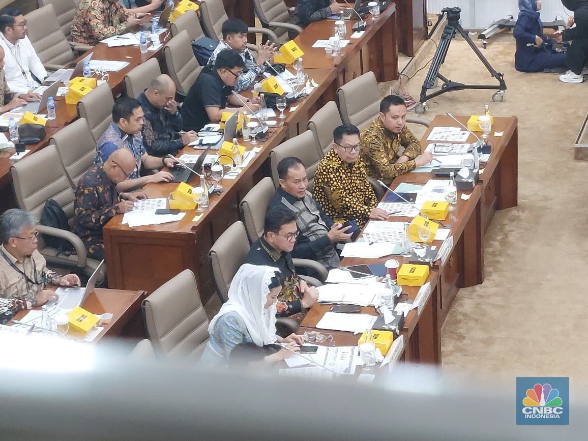 Menteri Perdagangan Budi Santoso dalam rapat kerja dengan Komisi VI DPR RI, Kamis (4/9/2025). (CNBC Indonesia/Ferry Sandi)