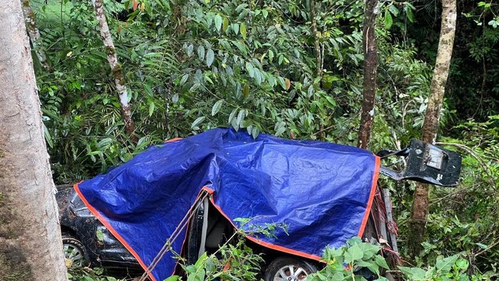 Mobil terjun ke jurang di Palopo.
