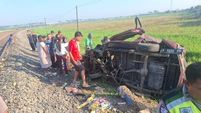 Kondisi mobil usai tertabrak KA di Weleri, Kendal, Kamis (4/9/2025).