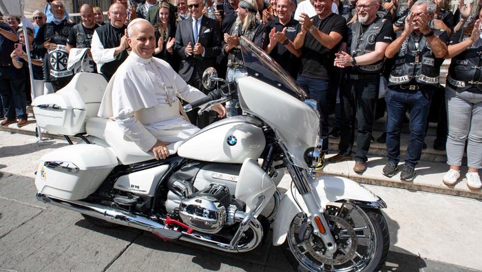 Moge Putih Bertanda Tangan Paus Leo Siap Dilelang untuk Amal Pope Leo XIV sits on a BMW motorbike on the day of his general audience in St. Peter's Square at the Vatican September 3, 2025. Vatican Media/ΒHandout via REUTERS ATTENTION EDITORS - THIS IMAGE WAS PROVIDED BY A THIRD PARTY. TPX IMAGES OF THE DAY