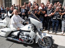 Moge Putih Bertanda Tangan Paus Leo Siap Dilelang untuk Amal