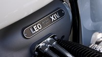 Motor gede itu berplat “LEO XIV”. Foto: REUTERS/Guglielmo Mangiapane