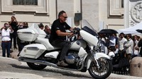 Sepeda motor tersebut dibawa kepada Paus Leo oleh kelompok pengendara sepeda motor Jesus-Biker, yang kemudian akan menjualnya untuk mendukung proyek bantuan anak-anak di Madagaskar. Foto: REUTERS/Guglielmo Mangiapane