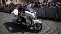 Jesus-Biker mengatakan bahwa sepeda motor tersebut terinspirasi oleh mobil Paus dan akan bertindak sebagai simbol perjalanan iman, solidaritas, dan perdamaian. Foto: REUTERS/Guglielmo Mangiapane