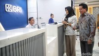 Kehadiran orang nomor satu di BRI ini menjadi momentum istimewa bagi para nasabah, terutama mereka yang selama ini setia menggunakan layanan bank pelat merah tersebut. Ia juga menyempatkan diri menyapa para nasabah prioritas yang hadir di lokasi.