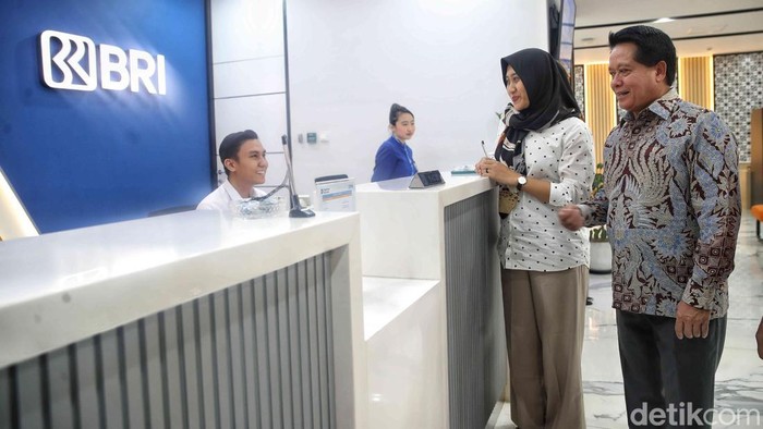 Direktur Utama Bank Rakyat Indonesia (BRI) Hery Gunardi menyapa nasabah saat momen Hari Pelanggan Nasional di Kantor Cabang BRI Kelapa Gading, Jakarta Utara, Kamis (4/9/2025).