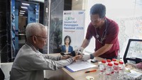 Momen spesial ini juga diramaikan dengan adanya layanan cek kesehatan gratis yang dapat diikuti seluruh nasabah. Fasilitas ini disediakan sebagai bentuk apresiasi BRI terhadap para nasabah yang mempercayakan kebutuhan perbankannya kepada BRI. Tak sedikit nasabah yang tampak antusias memanfaatkan kesempatan tersebut, sembari berinteraksi dengan jajaran direksi maupun pegawai bank.