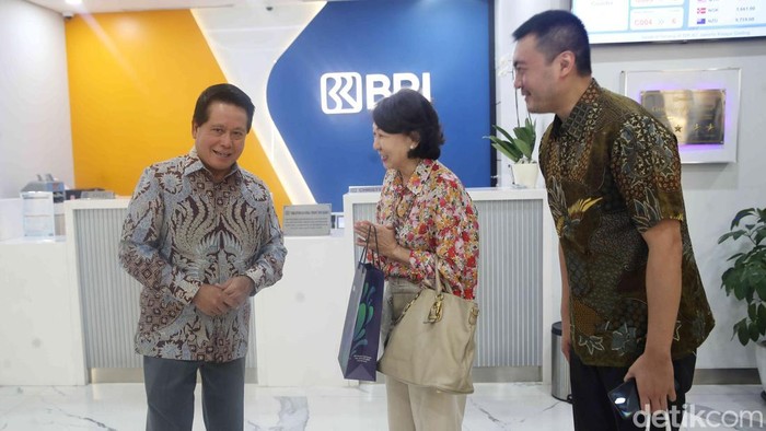 Momen Hangat Dirut BRI Menyapa Nasabah di Hari Pelanggan Nasional Direktur Utama Bank Rakyat Indonesia (BRI) Hery Gunardi menyapa nasabah saat momen Hari Pelanggan Nasional di Kantor Cabang BRI Kelapa Gading, Jakarta Utara, Kamis (4/9/2025).