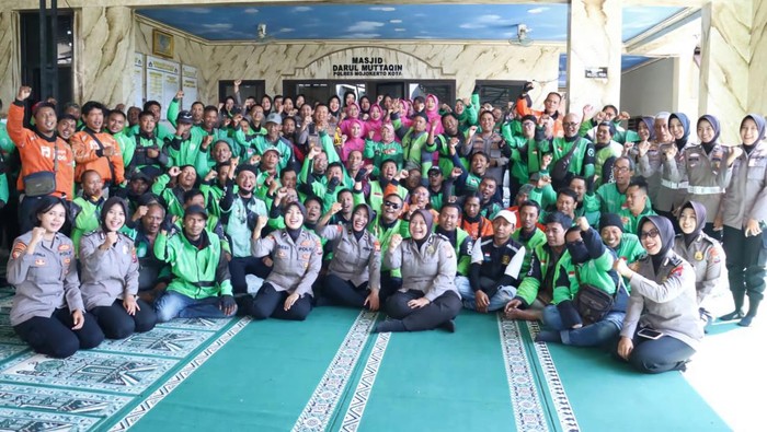 Ojol dan Polisi di Masjid Darul Muttaqin
