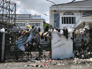 Aksi Lempar Sampah Warnai Demo Warga Kampung Kota di DPRD Jabar