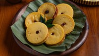 Pancake Indonesia satu ini berasal dari Surabaya, Jawa Timur. Adalh kue lumpur yang terdiri atas campuran tepung beras, kelapa parut, gula, santan, dan lainnya. Topping kue lumpur khasnya menggunakan kismis. Foto: Getty Images/cozygraphic
