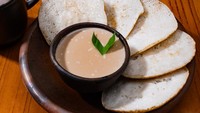 Serabi di Indonesia banyak ragamnya. Pancake khas Indonesia ini memiliki perbedaan di setiap daerah. Salah satunya pancake khas Jawa Barat yang disajikan dengan kuah kinca. Foto: Getty Images/cozygraphic