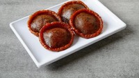 Kue cucur juga termasuk jenis pancake tradisional yang populer di Indonesia. Berupa adonan tepung beras yang dicampurkan gula merah, lalu digoreng. Rasanya manis, tapi sayangnya sangat berminyak. Foto: Getty Images/cozygraphic