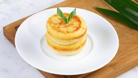 Kue kamir merupakan kreasi pancake Indonesia dari kota Pemalang, Jawa Tengah. Adonannya terbuat dari campuran tepung terigu, mentega, telur, tape atau pisang ambon. Foto: Getty Images/cozygraphic