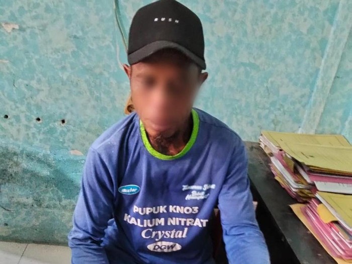 Pelaku pencabulan terhadap anak angkat yang ditangkap polisi pada Rabu (3/9/2025). (Dok. Polres Dompu)