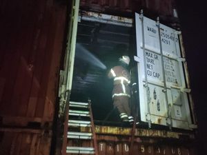 3 Kontainer di Depo AMS Surabaya Terbakar